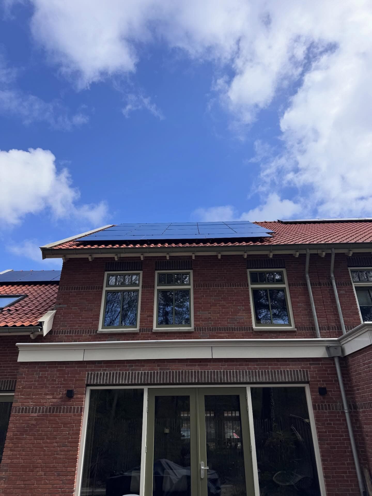 Particuliere woning met nieuw geïnstalleerde zonnepanelen op het dak