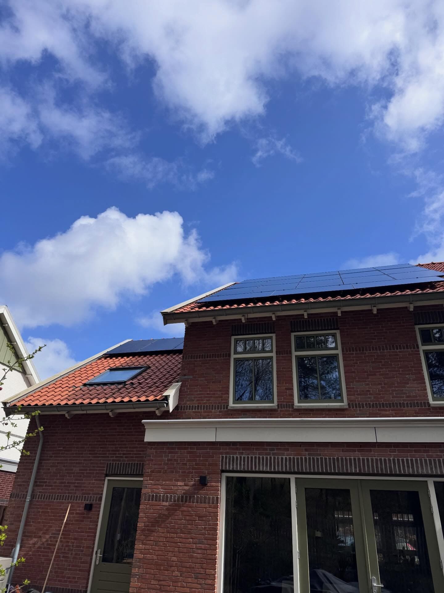 Woning met volledig belegd zonnepanelendak