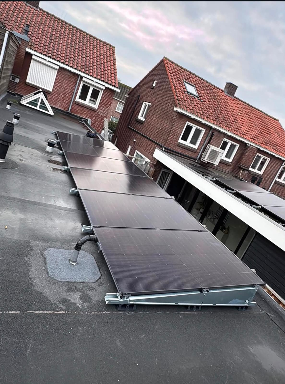 Recent afgeronde zonnepanelen installatie op een particuliere woning